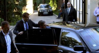 Без последици: Удрен автомобилот на српскиот премиер Вучиќ!