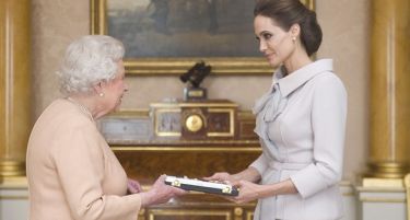 (ФОТО) Анџелина Џоли за прв пат лично се сретна со Кралицата Елизабета II