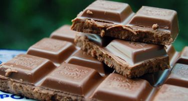 Ви се верува ли: Два реда чоколадо секој ден помага при јака кашлица