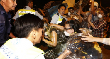 (ВИДЕО) ХАОС ВО ХОНГ КОНГ: Полицијата тепа и растерува демонстранти со солзавец!