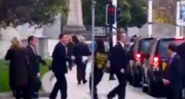 (ВИДЕО) Нападнат британскиот премиер Камерон – доволна секунда невнимание на телохранителите