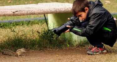 (ФОТО) Очи в очи со зверовите: Најмладиот фотограф на дивиот свет има само 9 години!