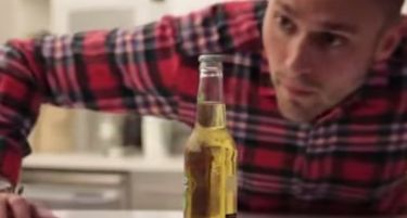 (ВИДЕО) Знаете ли како да отворите шише пиво, без да го допрете?