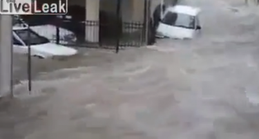 (ВИДЕО) Огромни поплави во Атина – водата носи се пред себе!