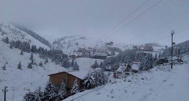 (ФОТО) Дебакл на отворањето на скијачката сезона на Попова Шапка, скијачи се качуваат пеш на патеките