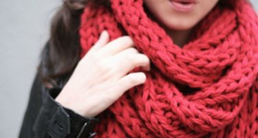 Најпосакуваниот моден додаток: Никаде без големи шалови или марами!