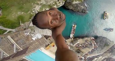 (ВИДЕО) Не за оние кои се плашат од висина: Од овој скок ќе ви се заврти во глава!