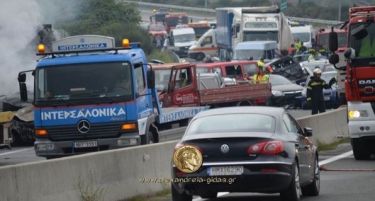 (ВИДЕО) Страшна сообраќајка го потресе Солун