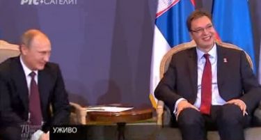 (ВИДЕО) Путин се изнасмеа во Белград – еве зошто!