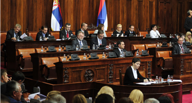 (ВИДЕО) Вучиќ пречекан со аплауз во Парламентот