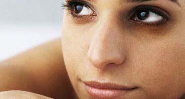 Како најефикасно да го отстраните заморот од вашето лице?