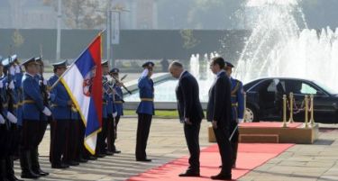 Еди Рама пречекан со химна пред Палатата на Србија