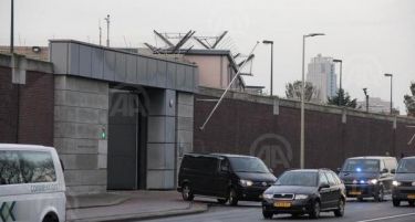 ШЕШЕЉ ТРГНА ЗА БЕЛГРАД: Од аеродром право во партија!