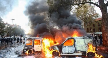 (ВИДЕО-ФОТО) Нереди во Белгија: Протестантите се судрија со полицијата, на улиците горат автомобили