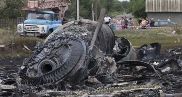 Украина: Започна отстранувањето на урнатините на MH17, Холанѓаните ги обележуваат деловите!