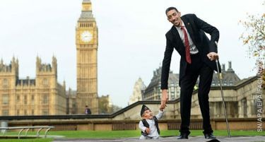 (ВИДЕО-ФОТО) ИНТЕРЕСНА СРЕДБА: Се сретнаа највисокиот и најнискиот човек на светот!