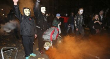 (ВИДЕО) Улична војна во Лондон: Анонимуси ги кршеле барикадите и ги нападнале полицијата и Би-Би-Си