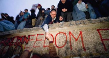 ПАДОТ НА БЕРЛИНСКИОТ ЅИД – историска одлука објавена случајно!