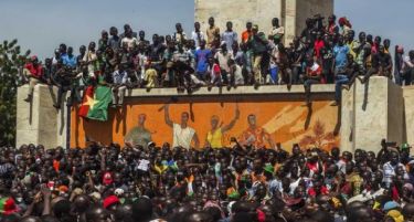 Буркина Фасо: Офицер застана на чело на државата