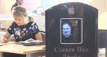 (ВИДЕО) Интерактивна надгробна плоча апсолутен хит во Русија!