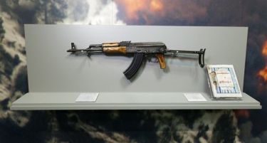 (ВИДЕО) Ѕирнете во тајниот музеј на ЦИА во кој е изложен калашникот на Осама бин Ладен