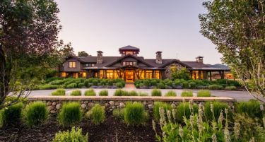 (ФОТО) Едноставно совршен имот кој секој би го посакал!