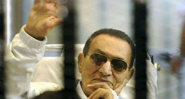 (ВИДЕО) Гори во Каиро: Нереди поради ослободителната пресуда на Мубарак