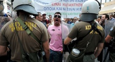 Нереди во Грција: Со солзавец против студентите во Атина