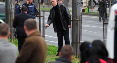 (ВИДЕО) МУ „ПУКНАЛ“ ФИЛМОТ: Зошто вооружен маж се закануваше пред српската Влада?