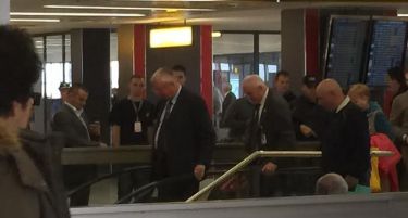 (ФОТО) Пристигнувањето на Шешељ на аеродромот во Белград