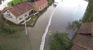 Поплави во Словенија: Под вода повеќе стотици куќи, Драва и понатаму расте!