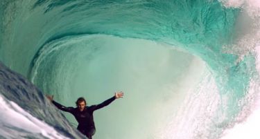 (ВИДЕО) Величенствен поглед на „чекорење по брановите“