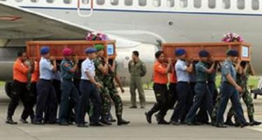 Првите тела на настраданите патници „Ер Азија“ префрлени на аеродром