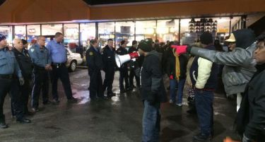 (ВИДЕО) ГОЛЕМИ НЕМИРИ ВО САД: Полицијата со солзавец и предупредувачки истрели ја растерува толпата