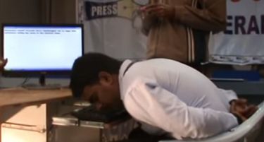 (ВИДЕО) Индиец постави рекорд за пишување со нос на компјутер!