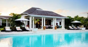 (ГАЛЕРИЈА) Наликува на егзотичен хотел – ентериерот на ова вила на Јамајка!