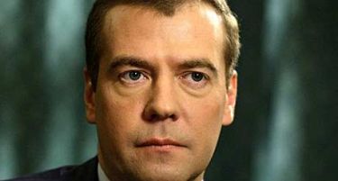 Медведев: Киев да смисли подобар план за развој наместо да ја обвинува Русија