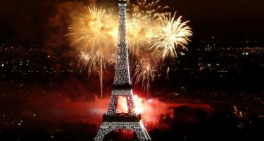 ПАРИЗ: Дочекот на Нова Година со видео спектакл, но без огномет!