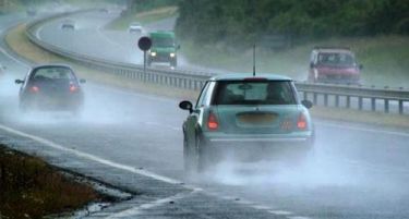Сообраќајот на сите државни патишта се одвива тековно по влажни коловози