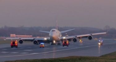 (ВИДЕО) Како изгледаше драматичното слетување на Боингот 747