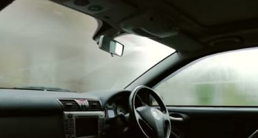 (ВИДЕО) Како да ставите крај на замаглените прозорци во автомобилите?!