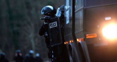 (ВИДЕО) ПАРИЗ: Вооружениот напаѓач уапсен, заложниците ослободени!