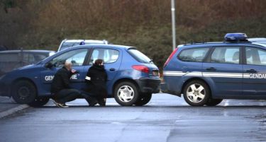 „Се кријам на првиот кат. Мислам дека ги убија сите. Јавете во полиција!“