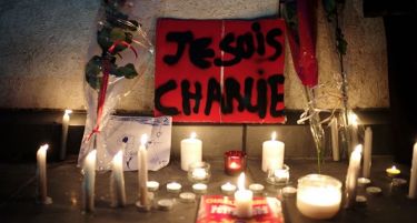 (ФОТО) Франција на нозе и во солзи, им оддава почит на жртвите во масакрот!