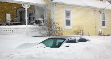 (ВИДЕО) Бостон под метар снег: Силната бура однесе два животи, без струја 45 000 луѓе!