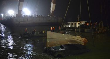 (ВИДЕО) Потона брод на реката Јангце, потресни фотографии го обиколија светот!