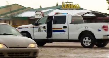 КАНАДА: Во пукање повредени двајца полицајци, напаѓач пронајден мртов!