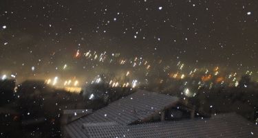 (ГАЛЕРИЈА) Снегот ја забеле Македонија, интензивни врнежи во Делчево