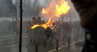 Протестите во Приштина ескалираа – над 80 повредени и 100 приведени