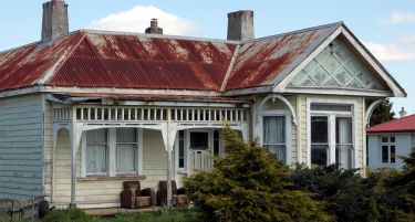 Купил скромна куќичка со пукнатина на ѕидот. Она што било зад пукнатината измамило голема насмевка